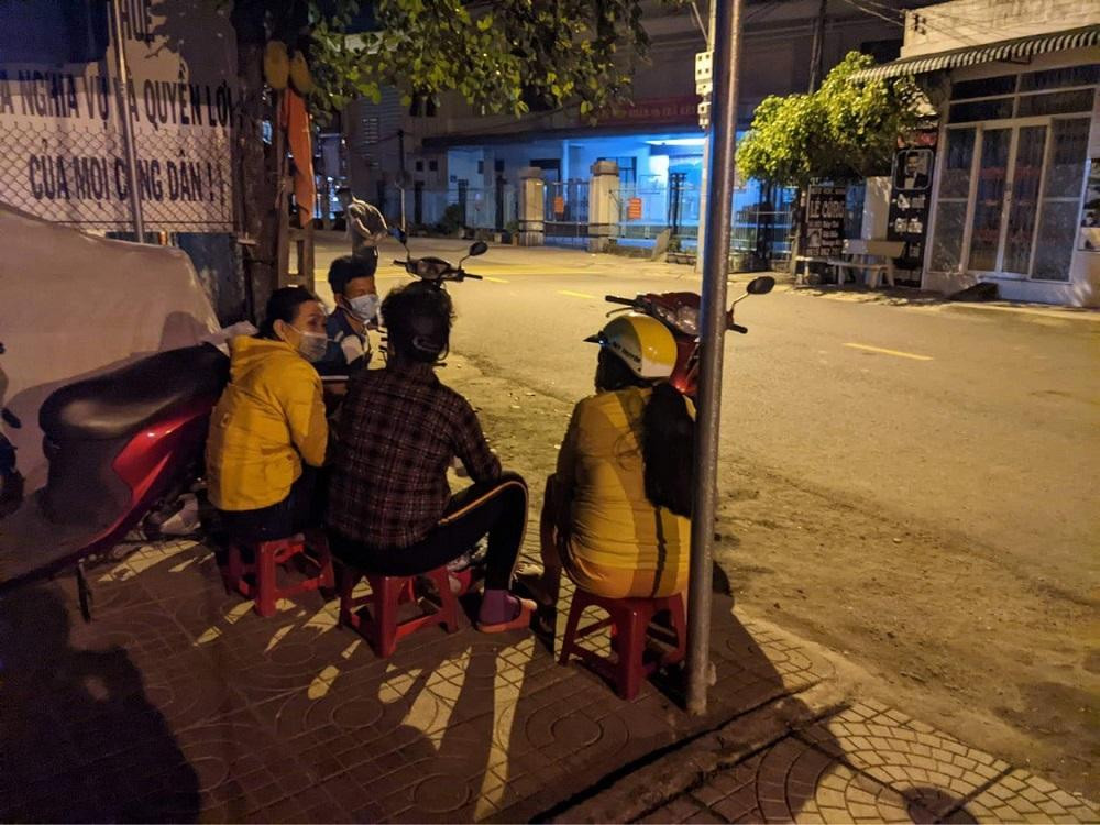 Người dân đi từ rất sớm để bốc số thứ tự làm thủ tục về đất đai.