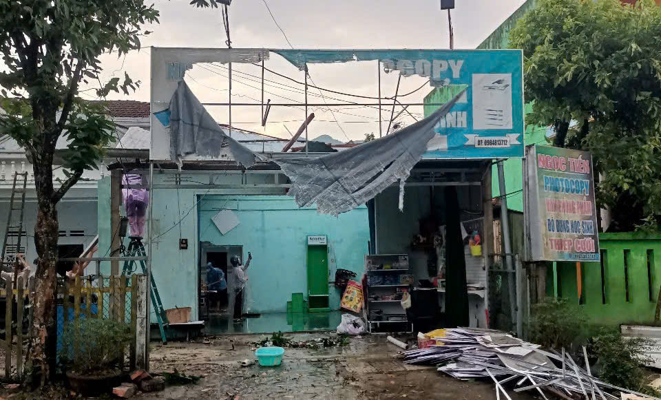 Nhiều nhà dân bị tốc mái hư hỏng hoàn toàn.