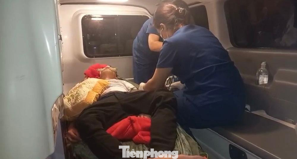 Em N. được đưa lên xe cấp cứu chuyển lên bệnh viện tuyến trên. Em N. được đưa lên xe cấp cứu chuyển lên bệnh viện tuyến trên.