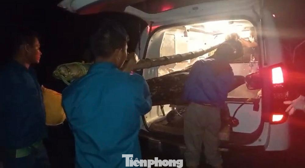 Dân làng khiêng bộ bệnh nhân hơn 2km qua núi Kà Tinh để đưa lên xe cấp cứu đến bệnh viện. Dân làng khiêng bộ bệnh nhân hơn 2km qua núi Kà Tinh để đưa lên xe cấp cứu đến bệnh viện.