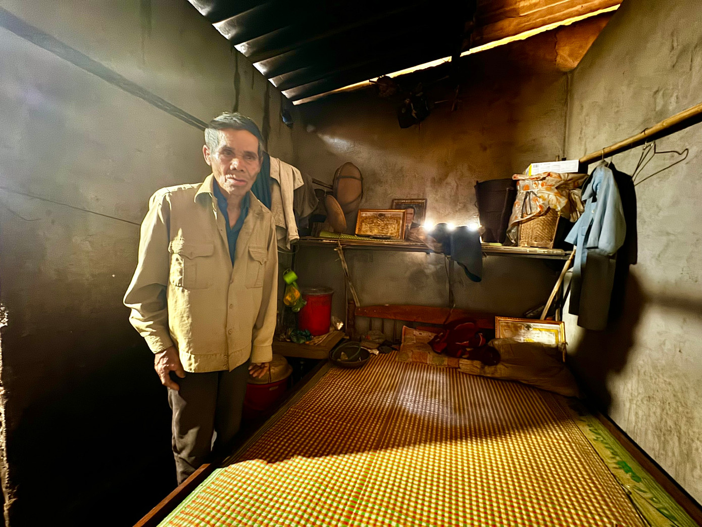 Căn nhà của ông Đinh Hoáy (85 tuổi, thôn Hà Liệt, xã Long Mai) xuống cấp nghiêm trọng. Căn nhà của ông Đinh Hoáy (85 tuổi, thôn Hà Liệt, xã Long Mai) xuống cấp nghiêm trọng.