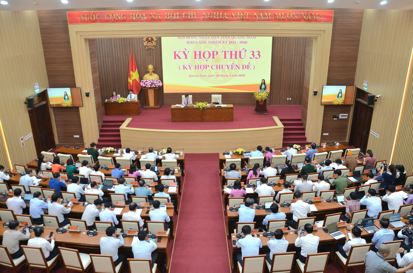 Quang cảnh cuộc họp.