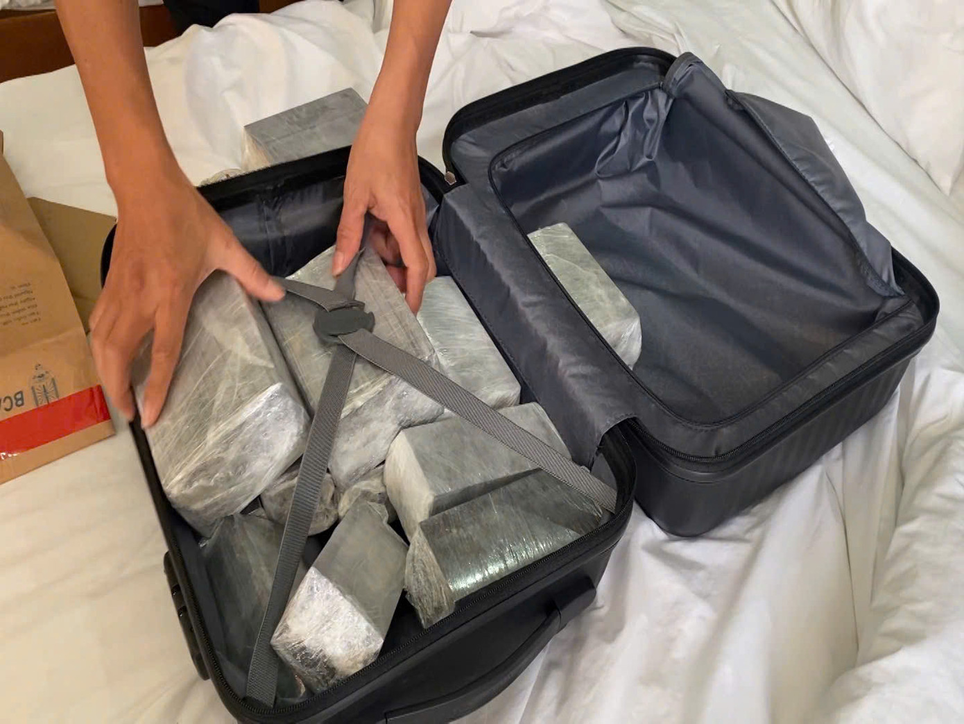 Tang vật xấp tiền USD giả và 500 triệu đồng của người bị hại.