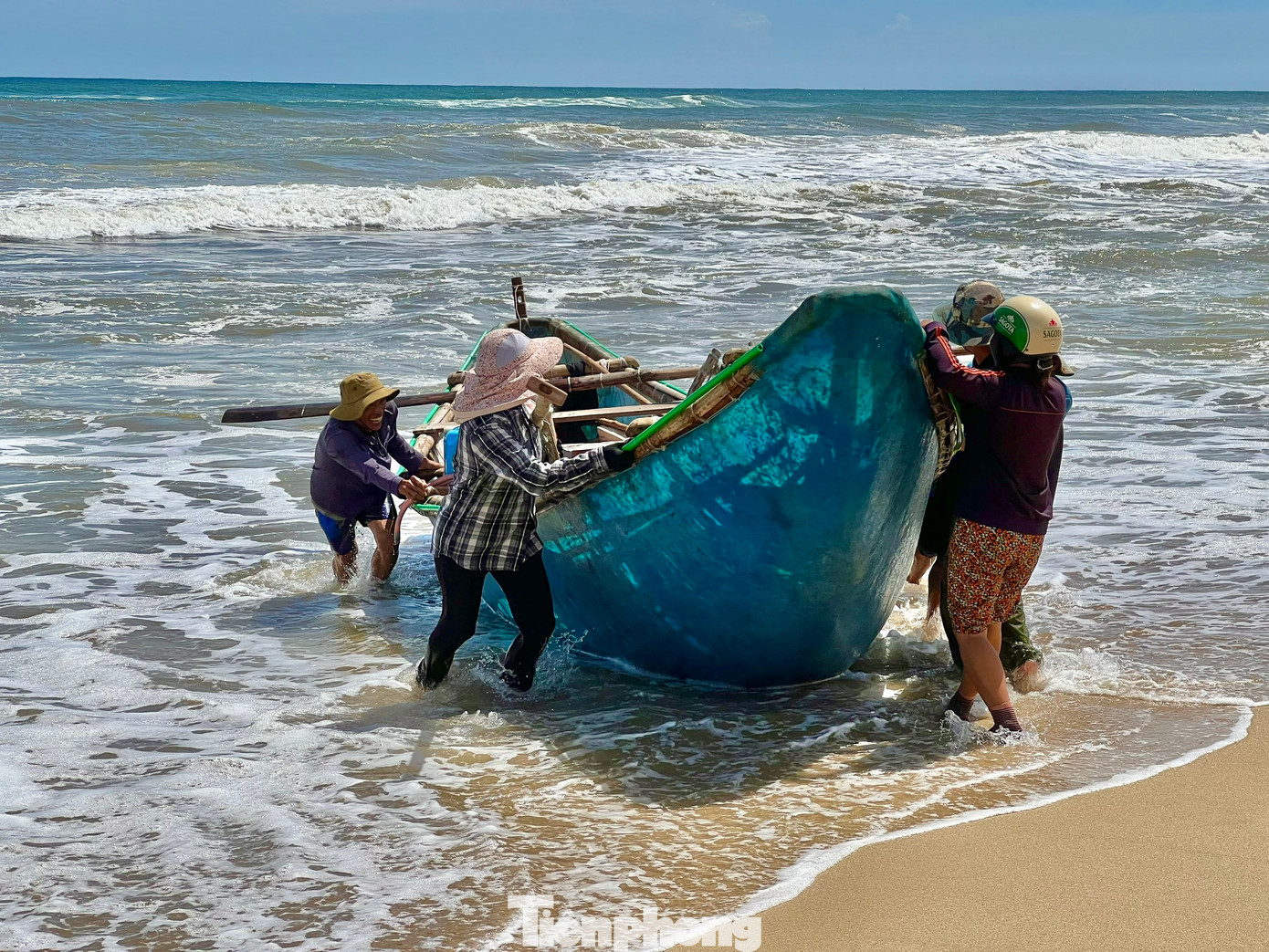 Những chuyến biển thường kéo dài khoảng chừng 6 - 8 tiếng là trở về. Thuyền vừa cập bờ, những người vợ của ngư dân cũng khẩn trương ra hỗ trợ chồng đưa chiếc thuyền vào sâu trong bờ để tránh những con sóng lớn.