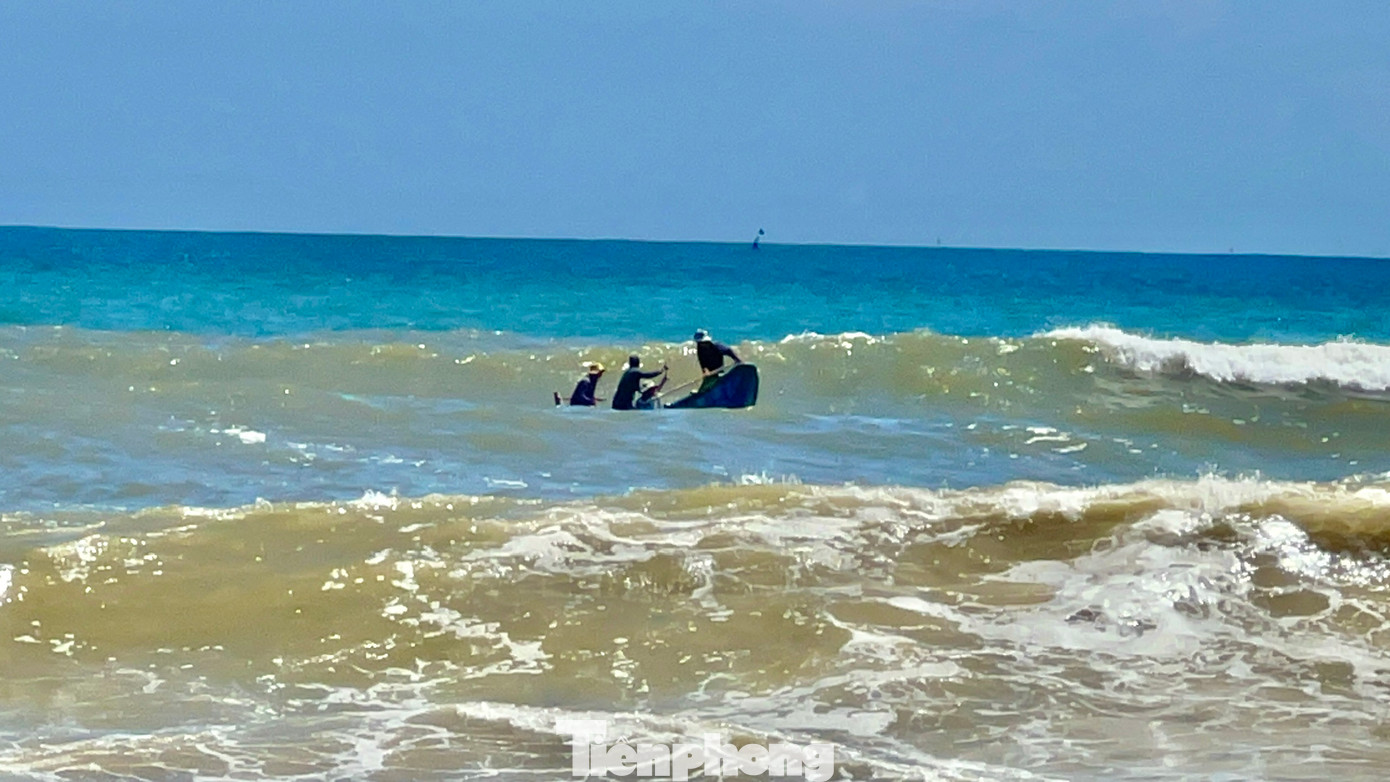 Bất chấp những con sóng lớn cao từ 2-4 mét, “đánh cược” tính mạng, nhiều ngư dân vùng bãi ngang ven biển xã Đức Minh (huyện Mộ Đức) vẫn đưa thuyền ra khơi, bởi họ hy vọng, chỉ cần “liều mình” vượt sóng ra xa thì sẽ thu được những mẻ cá đầy.