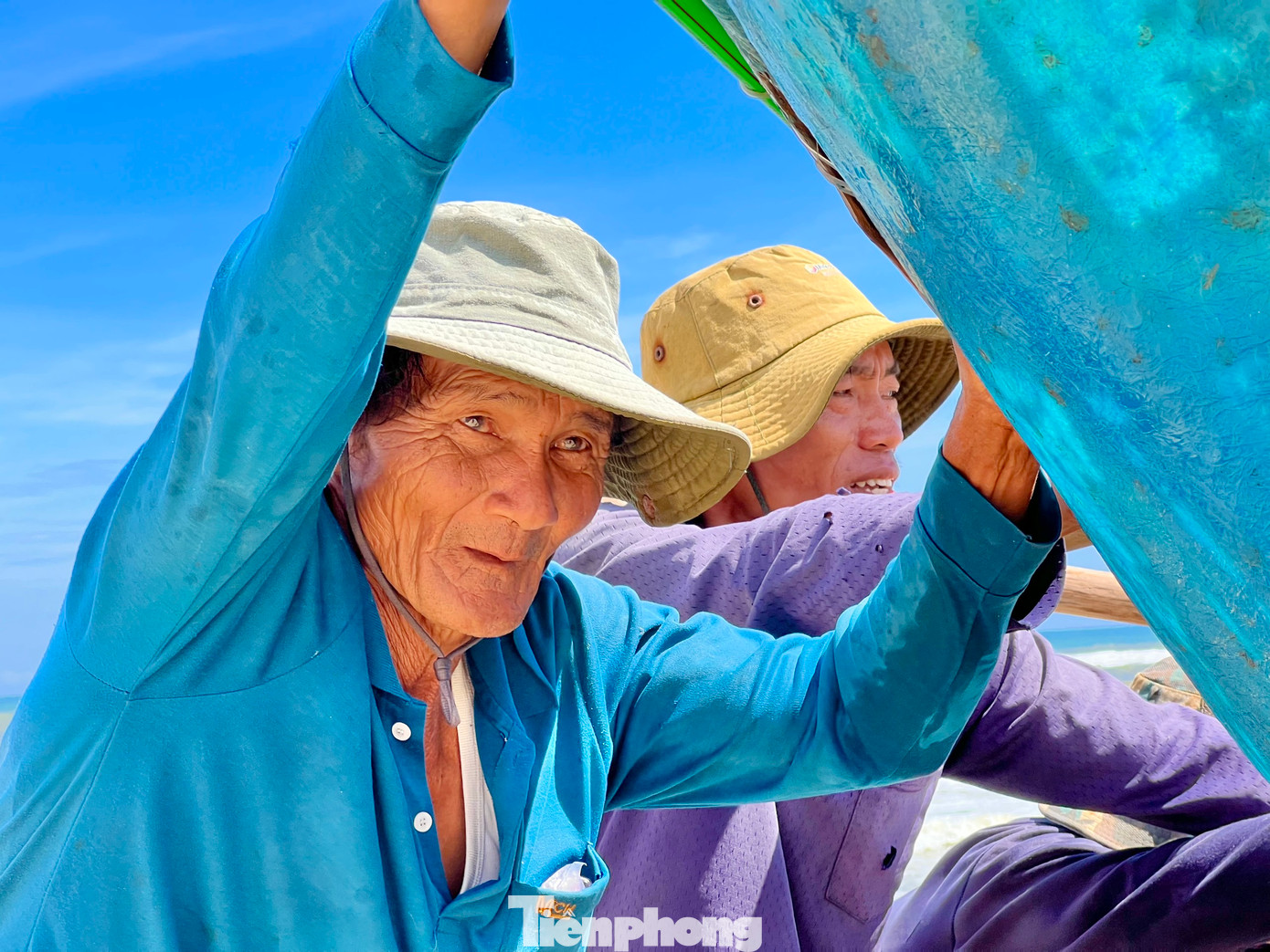 “Nhiều hôm “trúng mánh” thu bạc triệu chứ chẳng ít, còn không thì cũng kiếm được vài trăm nghìn nên ai cũng ham”, ngư dân Nho chia sẻ.