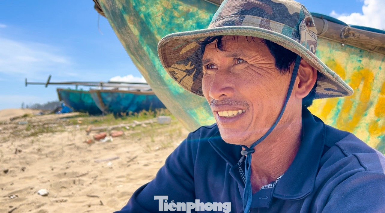 Theo ngư dân Nguyễn Thanh Bình (trú xã Đức Minh), nghề đánh bắt gần bờ nó tréo ngoe lắm. Mùa biển động lại là thời điểm cá tôm nhiều hơn hẳn các tháng biển lặng. Biển động, nhiều loại tôm cá thường dạt vào gần bờ và những ‘cây chà’ ngư dân dựng trên biển trú ngụ nên mỗi chuyến ra biển chỉ từ 6-8 tiếng nhưng đánh bắt được rất nhiều hải sản.