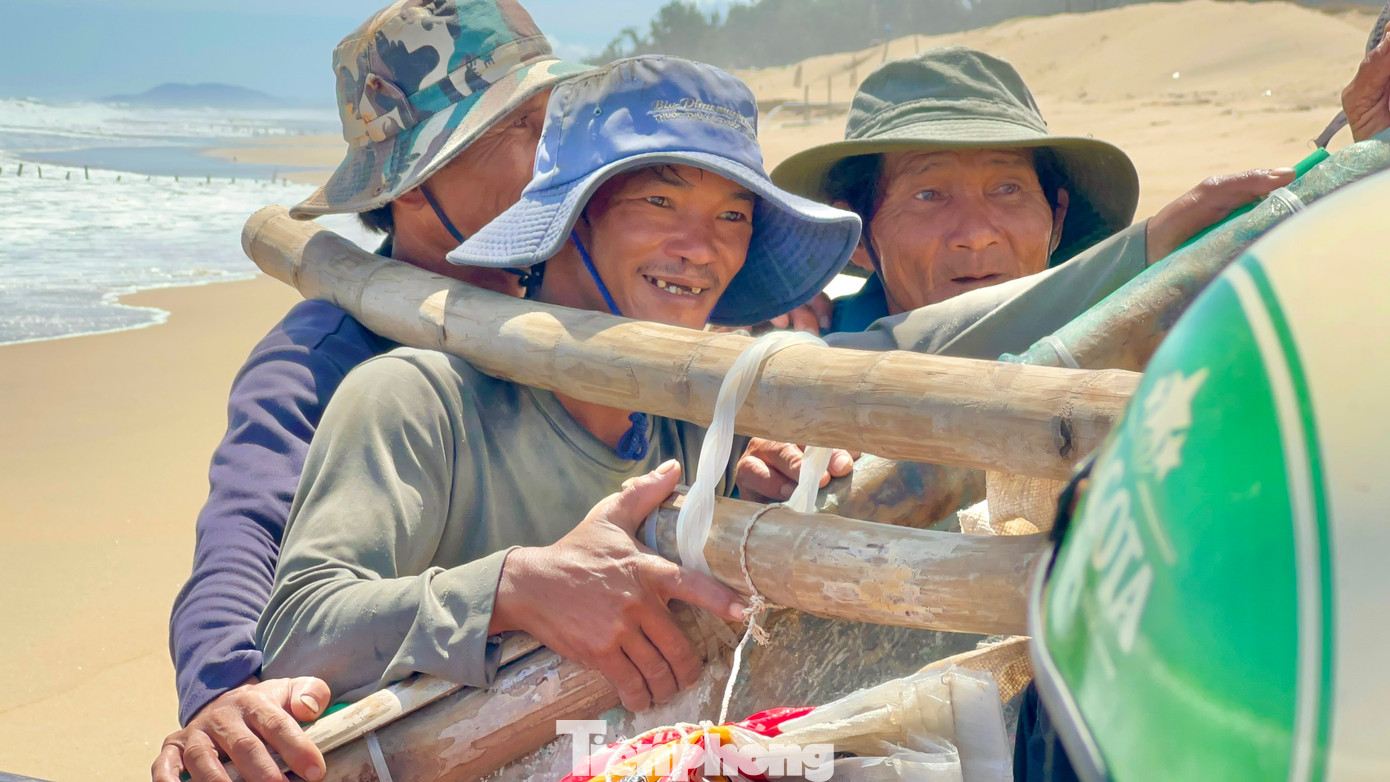 “Nhiều hôm “trúng mánh” thu bạc triệu chứ chẳng ít, còn không thì cũng kiếm được vài trăm nghìn nên ai cũng ham”, ngư dân Nho chia sẻ.