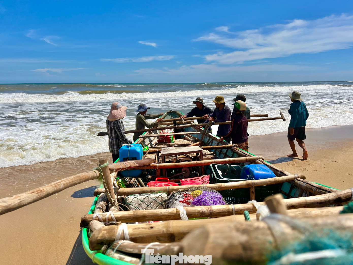 Trung bình sau mỗi chuyến đánh bắt, ngư dân có thể kiếm được từ 400-500 nghìn đồng, nhiều hôm may mắn, trúng đậm mỗi ngư dân cũng kiếm được 1-2 triệu đồng.