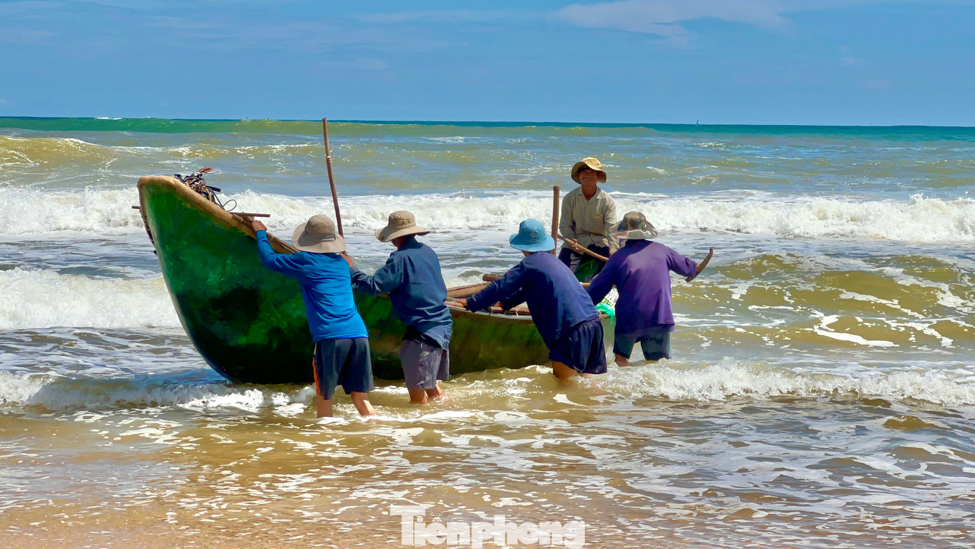 Những chuyến biển thường kéo dài khoảng chừng 6 - 8 tiếng là trở về. Thuyền vừa cập bờ, những người vợ của ngư dân cũng khẩn trương ra hỗ trợ chồng đưa chiếc thuyền vào sâu trong bờ để tránh những con sóng lớn.
