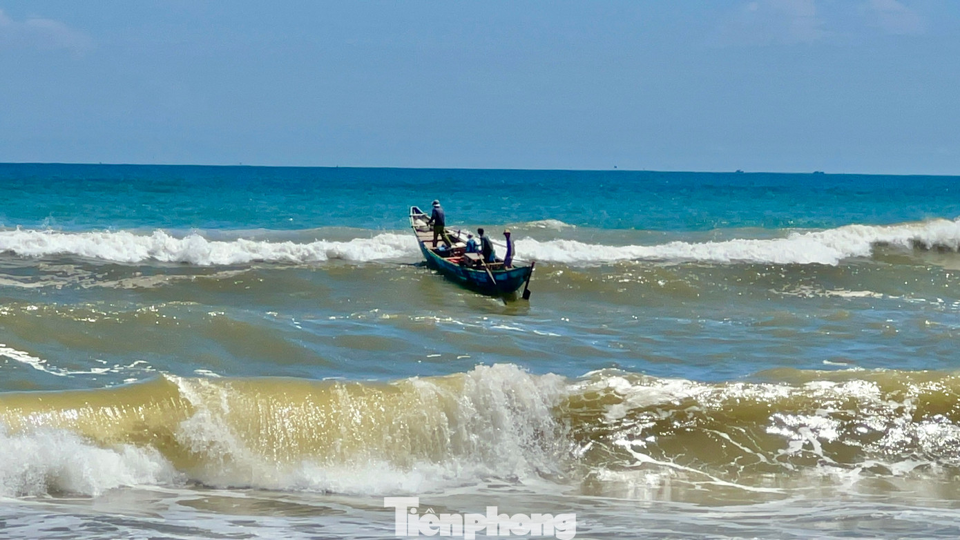 Mùa biển động cũng là thời điểm cá, tôm nhiều hơn các tháng biển lặng. Mặt khác, khi thời tiết xấu thì giá hải sản cũng khá cao, nên kích thích ngư dân ra khơi.