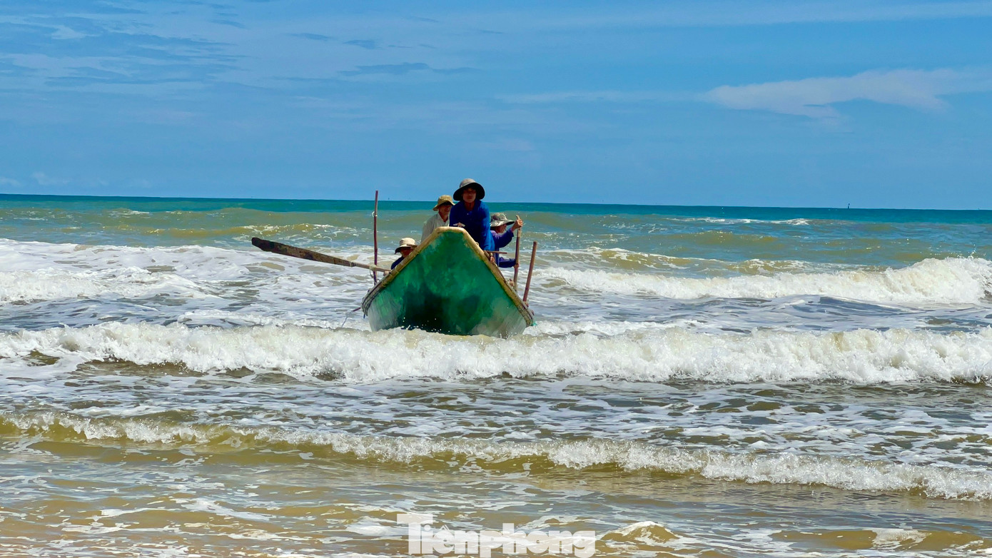 Đa số những chiếc thuyền của ngư dân có công suất dưới 20 mã lực thường đánh bắt cách bờ chừng 5-7 hải lý. Thuyền nhỏ đi 2 người, lớn 4 người, họ chủ yếu là anh em hoặc người thân…