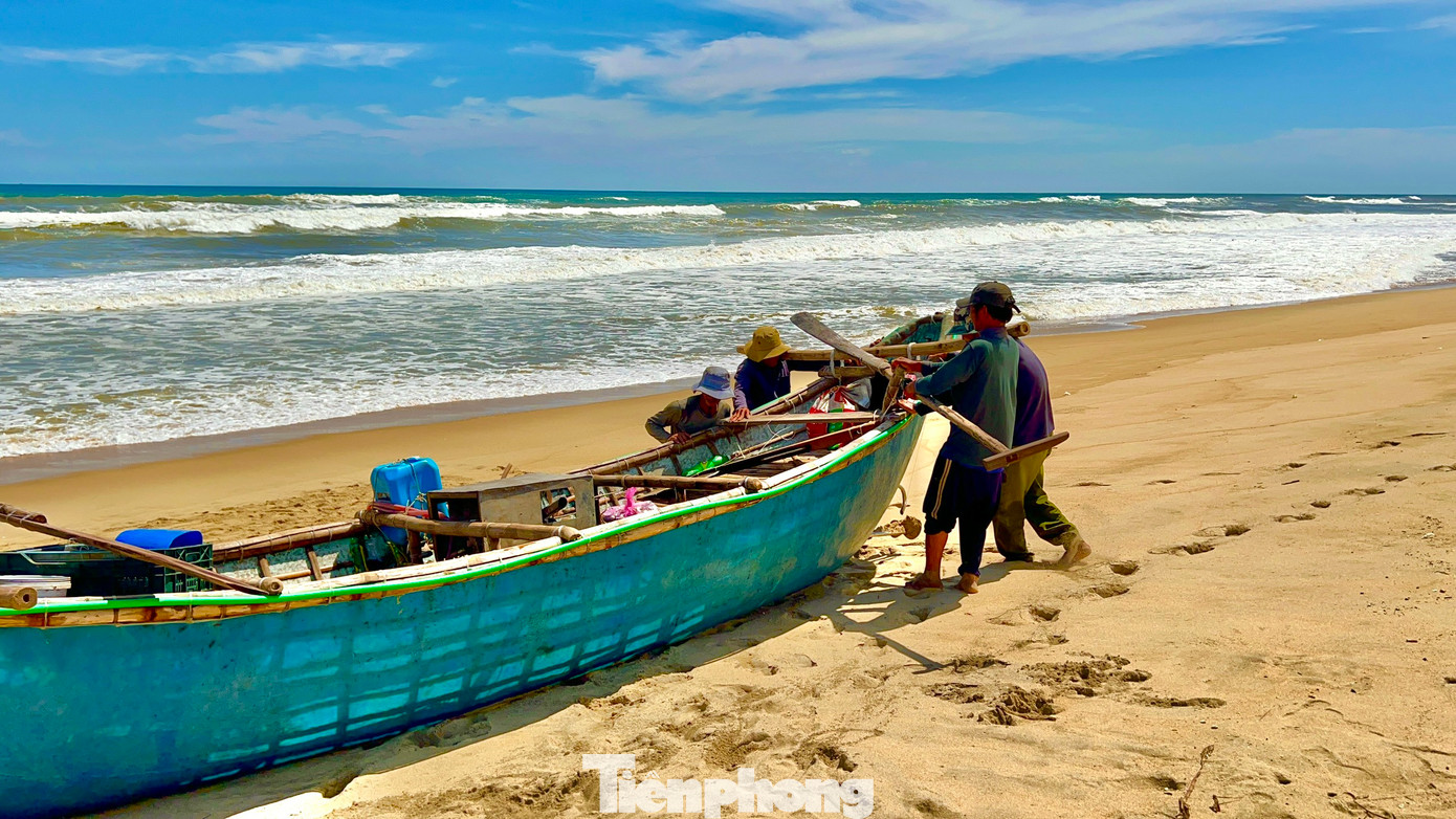 Đã có không ít tai nạn đáng tiếc đã xảy ra, nhẹ thì lật ghe, trôi ngư lưới cụ, còn nặng thì ngư dân có thể đánh đổi cả bằng mạng sống và chuyện ra khơi bất thành là chuyện không hiếm.