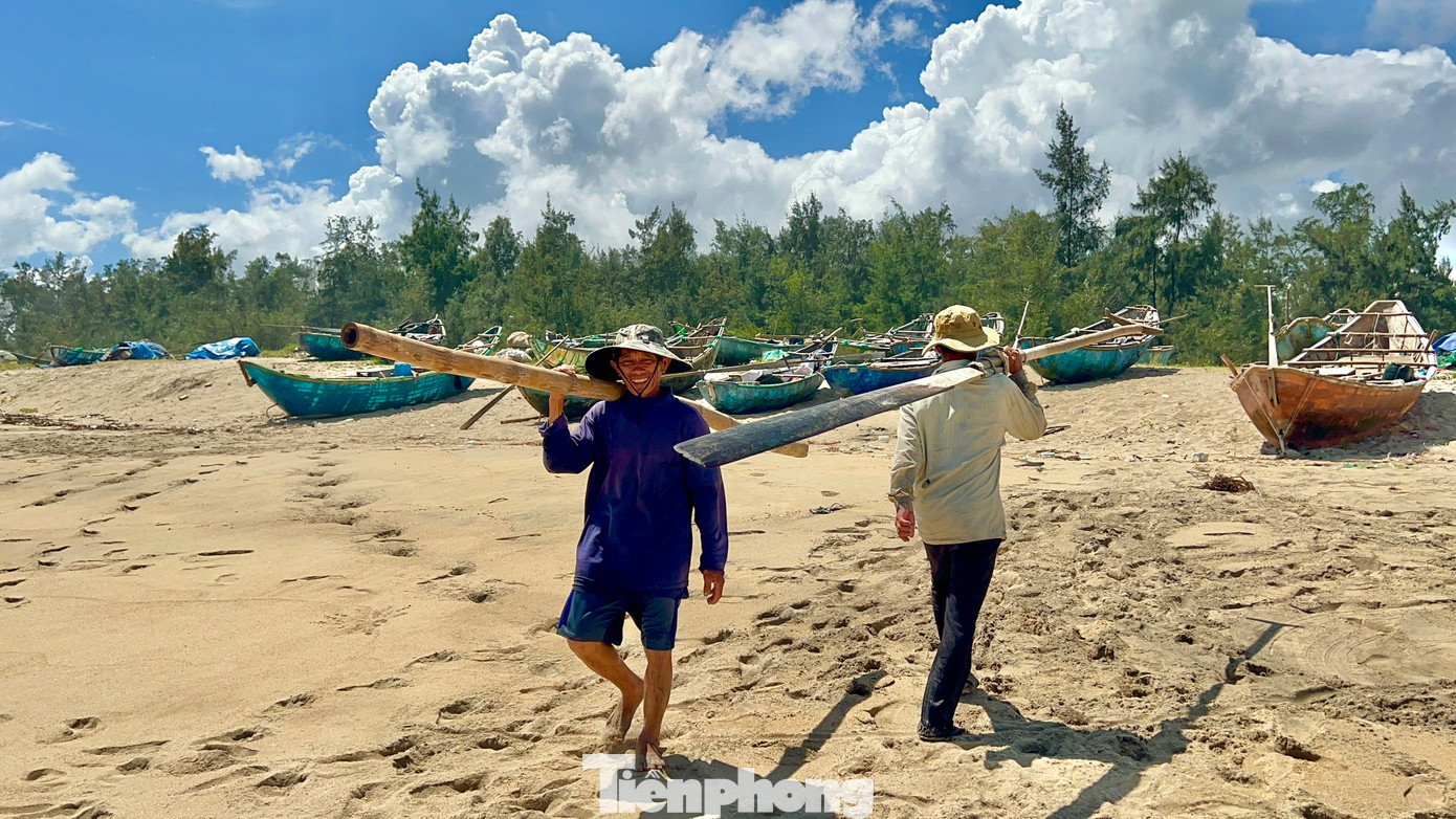 Ngư dân Đinh Nho (trú xã Đức Minh) cho biết, vượt sóng ra biển đã khó nhưng khi trở về bờ lại càng khó hơn. Chỉ cần những quyết định và phán đoán sai thì hậu quả và thiệt hại sẽ khó lường. Dẫu biết ra khơi mùa này thường gặp nhiều bất trắc nhưng vì miếng cơm nên ngư dân chúng tôi đành đánh liều vậy thôi.