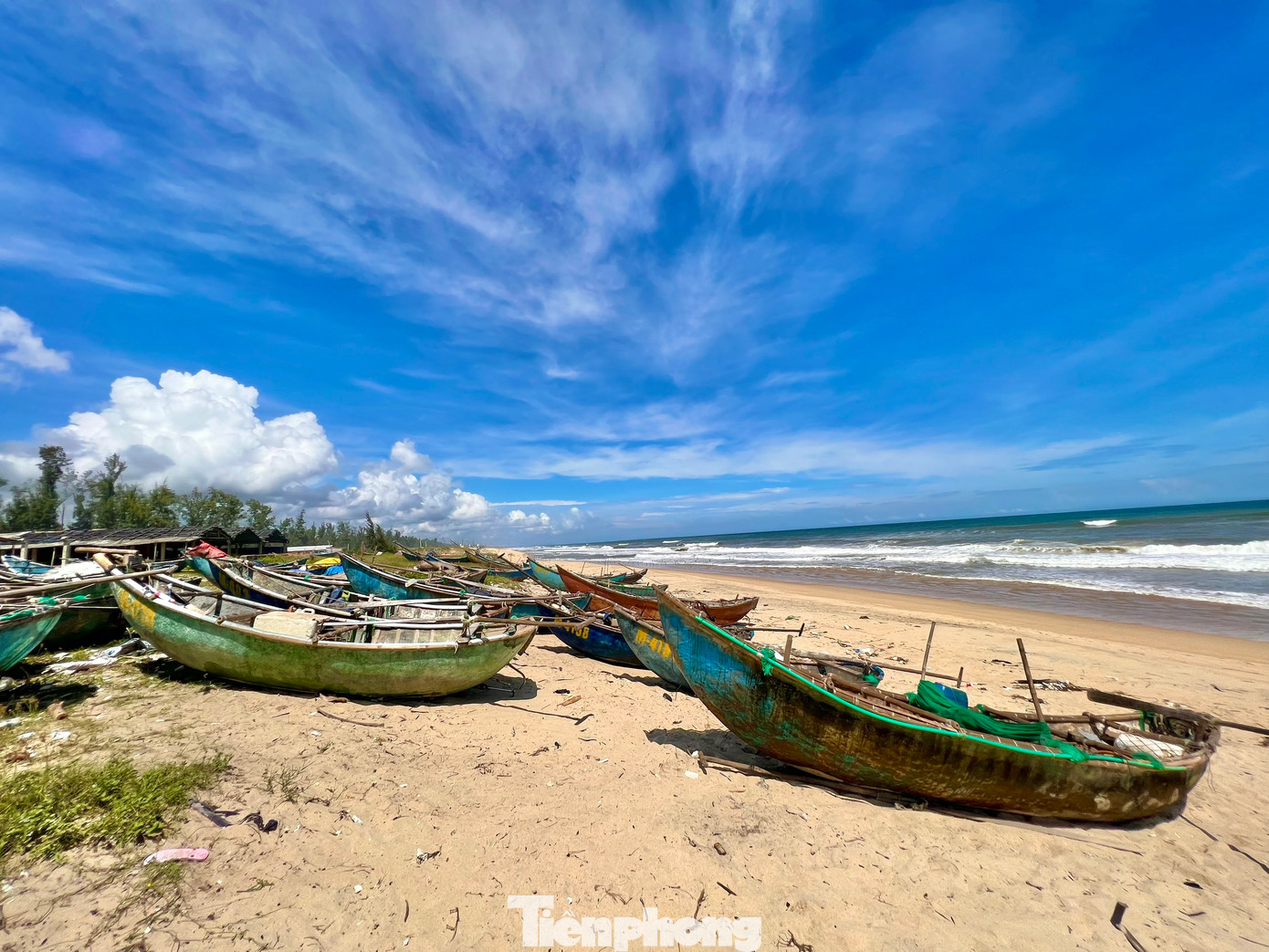 Dù biết, ra khơi trong mùa biển động sẽ giúp không ít ngư dân có được nguồn thu nhập “khủng”. Tuy nhiên không vì thế mà ngư dân phải bất chấp tất cả, kể cả mạng sống của mình. Do vậy, bà con ngư dân cần có những tính toán hợp lý, cẩn thận hơn để tránh những tai nạn đáng tiếc xảy ra.
