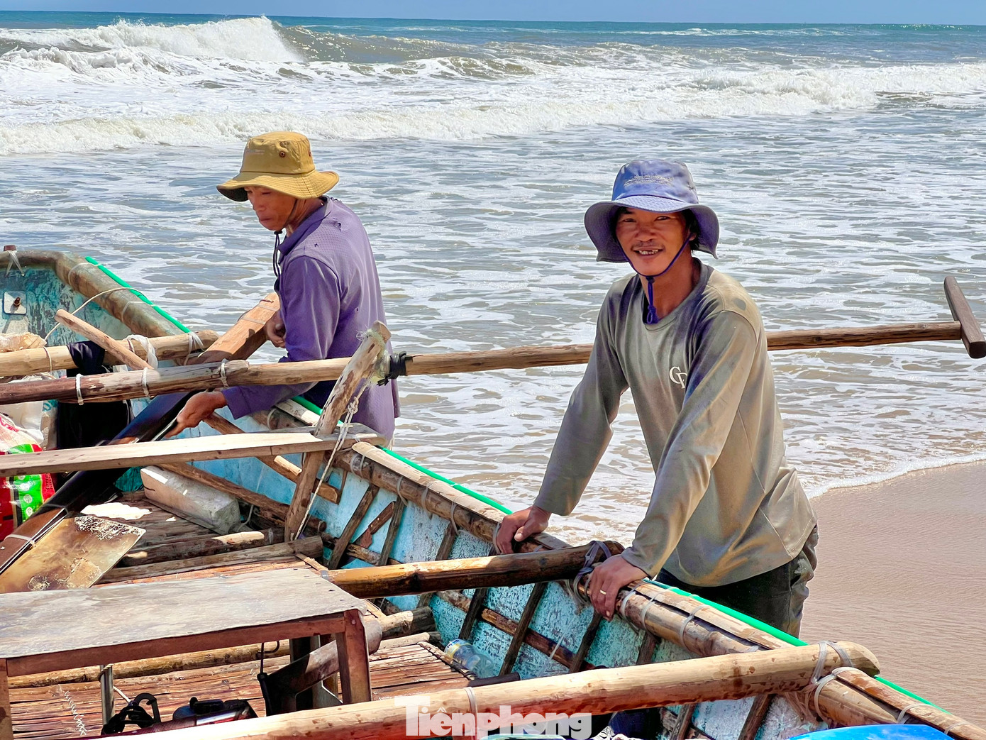 Đã có không ít tai nạn đáng tiếc đã xảy ra, nhẹ thì lật ghe, trôi ngư lưới cụ, còn nặng thì ngư dân có thể đánh đổi cả bằng mạng sống và chuyện ra khơi bất thành là chuyện không hiếm.