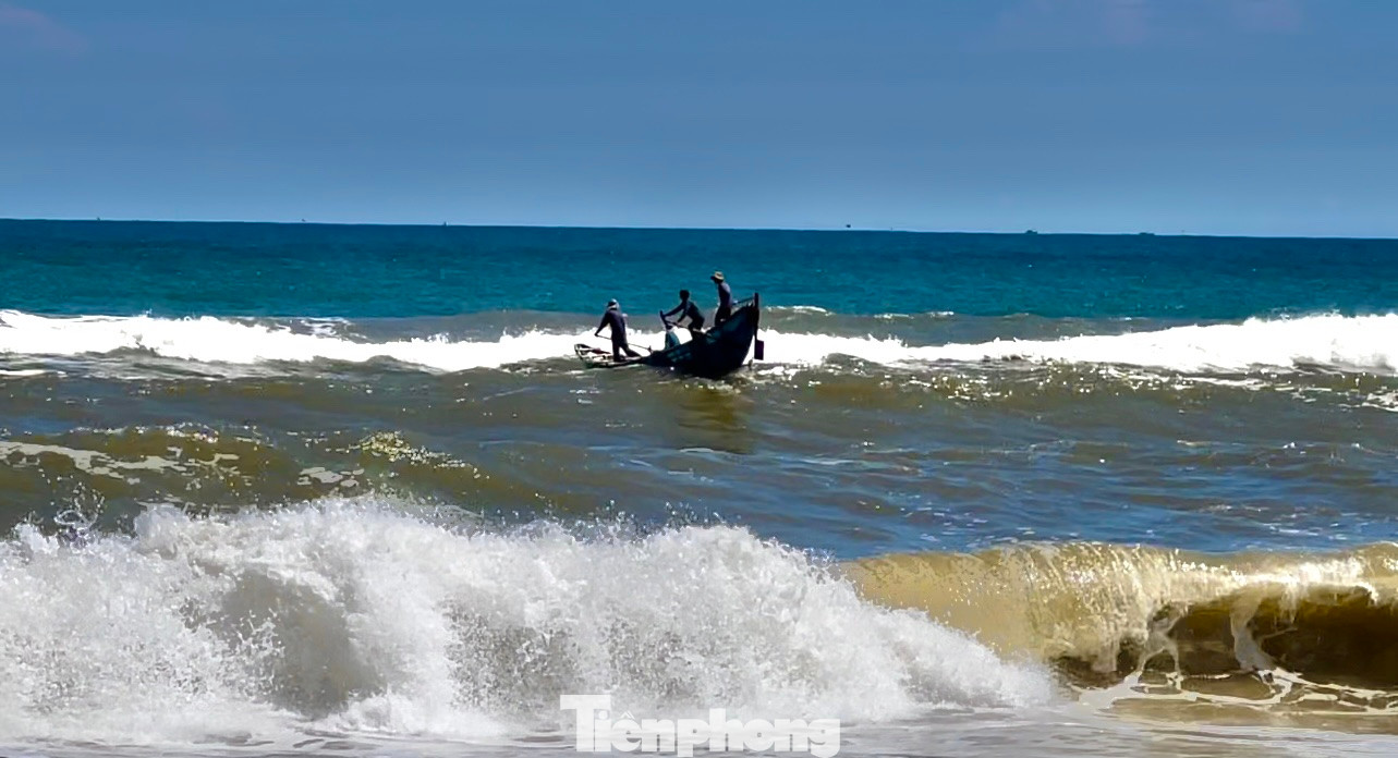 Mùa biển động cũng là thời điểm cá, tôm nhiều hơn các tháng biển lặng. Mặt khác, khi thời tiết xấu thì giá hải sản cũng khá cao, nên kích thích ngư dân ra khơi.