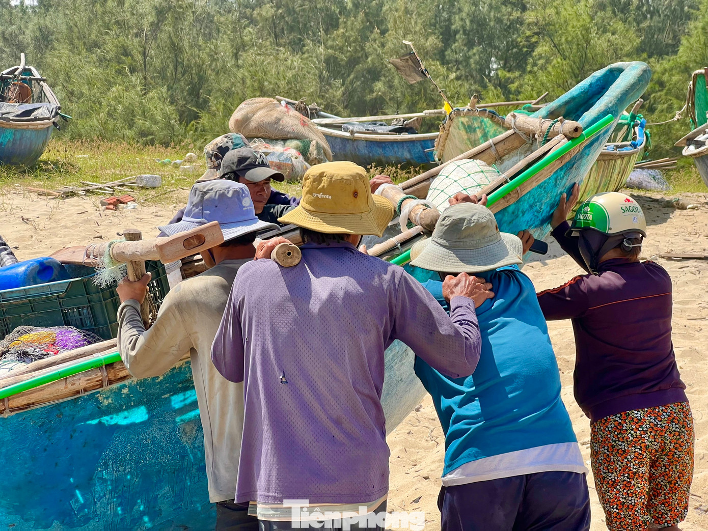 Dù mức thu nhập sau những chuyến ra khơi trong mùa biển động cao hơn rất nhiều những ngày trời yên biển lặng, nhưng không phải ngư dân nào cũng “thi gan” với sóng dữ, bởi những bất trắc luôn rình rập. Những đợt sóng cao nhấp nhô, trùng điệp bủa vây như muốn nuốt chửng những chiếc thuyền nan nhỏ bé...