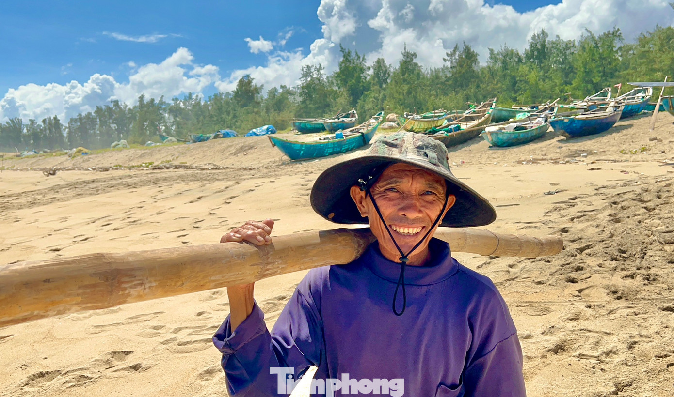 Ngư dân Đinh Nho (trú xã Đức Minh) cho biết, vượt sóng ra biển đã khó nhưng khi trở về bờ lại càng khó hơn. Chỉ cần những quyết định và phán đoán sai thì hậu quả và thiệt hại sẽ khó lường. Dẫu biết ra khơi mùa này thường gặp nhiều bất trắc nhưng vì miếng cơm nên ngư dân chúng tôi đành đánh liều vậy thôi.