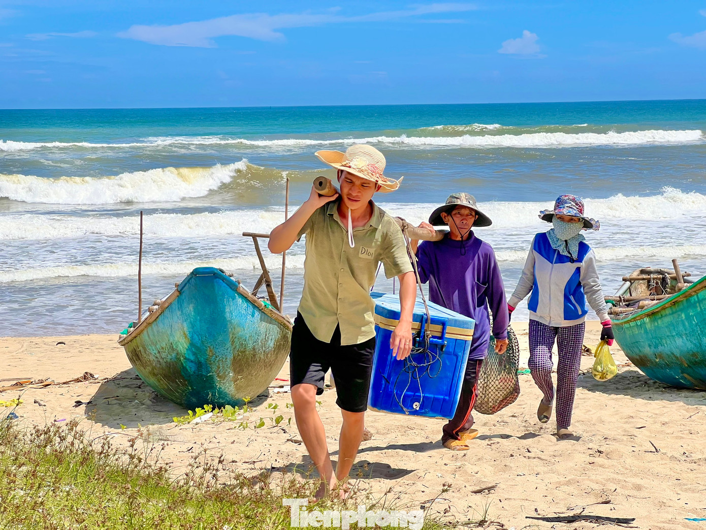 Cá được vận chuyển lên bán cho thương lái.