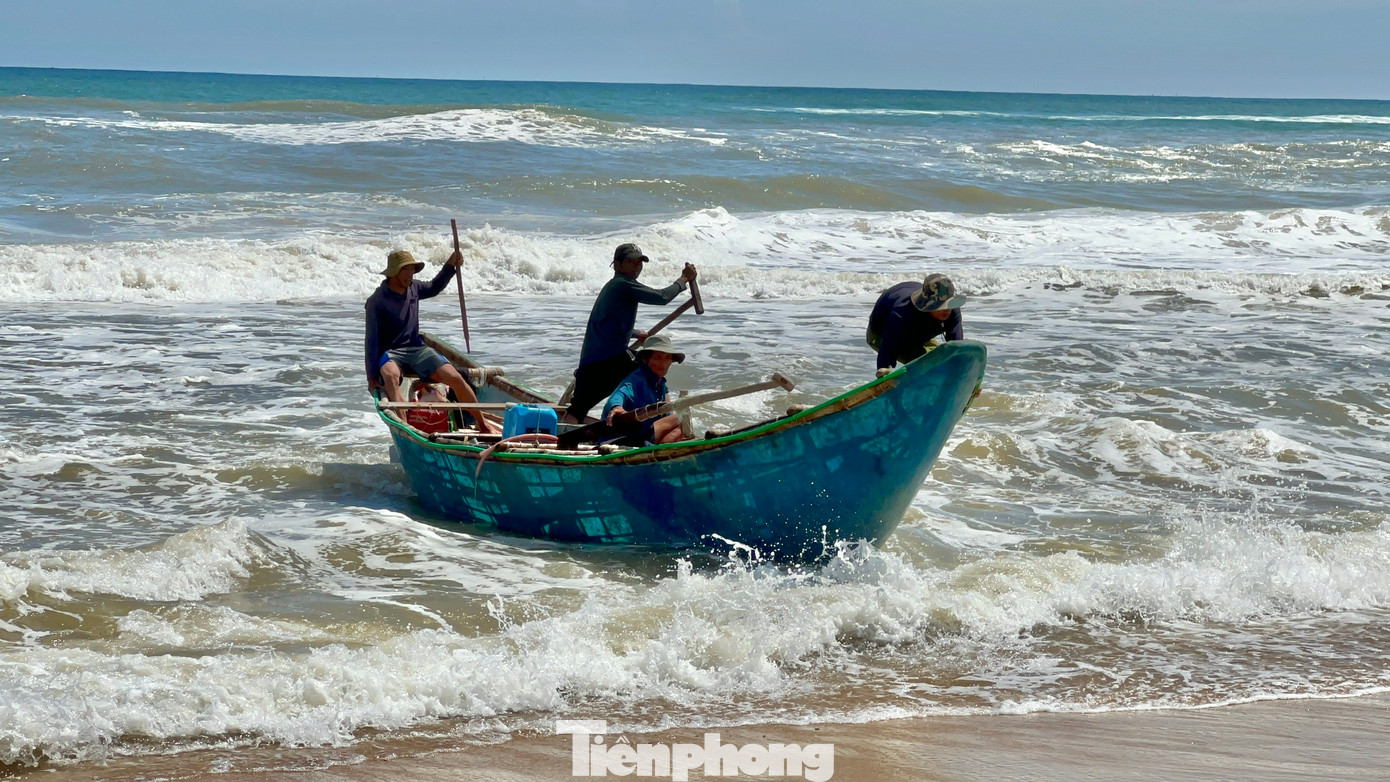 Đa số những chiếc thuyền của ngư dân có công suất dưới 20 mã lực thường đánh bắt cách bờ chừng 5-7 hải lý. Thuyền nhỏ đi 2 người, lớn 4 người, họ chủ yếu là anh em hoặc người thân…