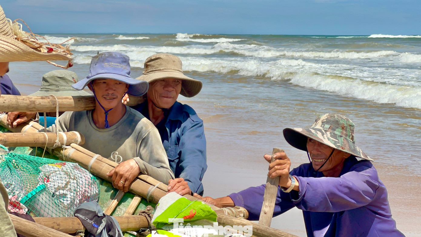 Dù mức thu nhập sau những chuyến ra khơi trong mùa biển động cao hơn rất nhiều những ngày trời yên biển lặng, nhưng không phải ngư dân nào cũng “thi gan” với sóng dữ, bởi những bất trắc luôn rình rập. Những đợt sóng cao nhấp nhô, trùng điệp bủa vây như muốn nuốt chửng những chiếc thuyền nan nhỏ bé...