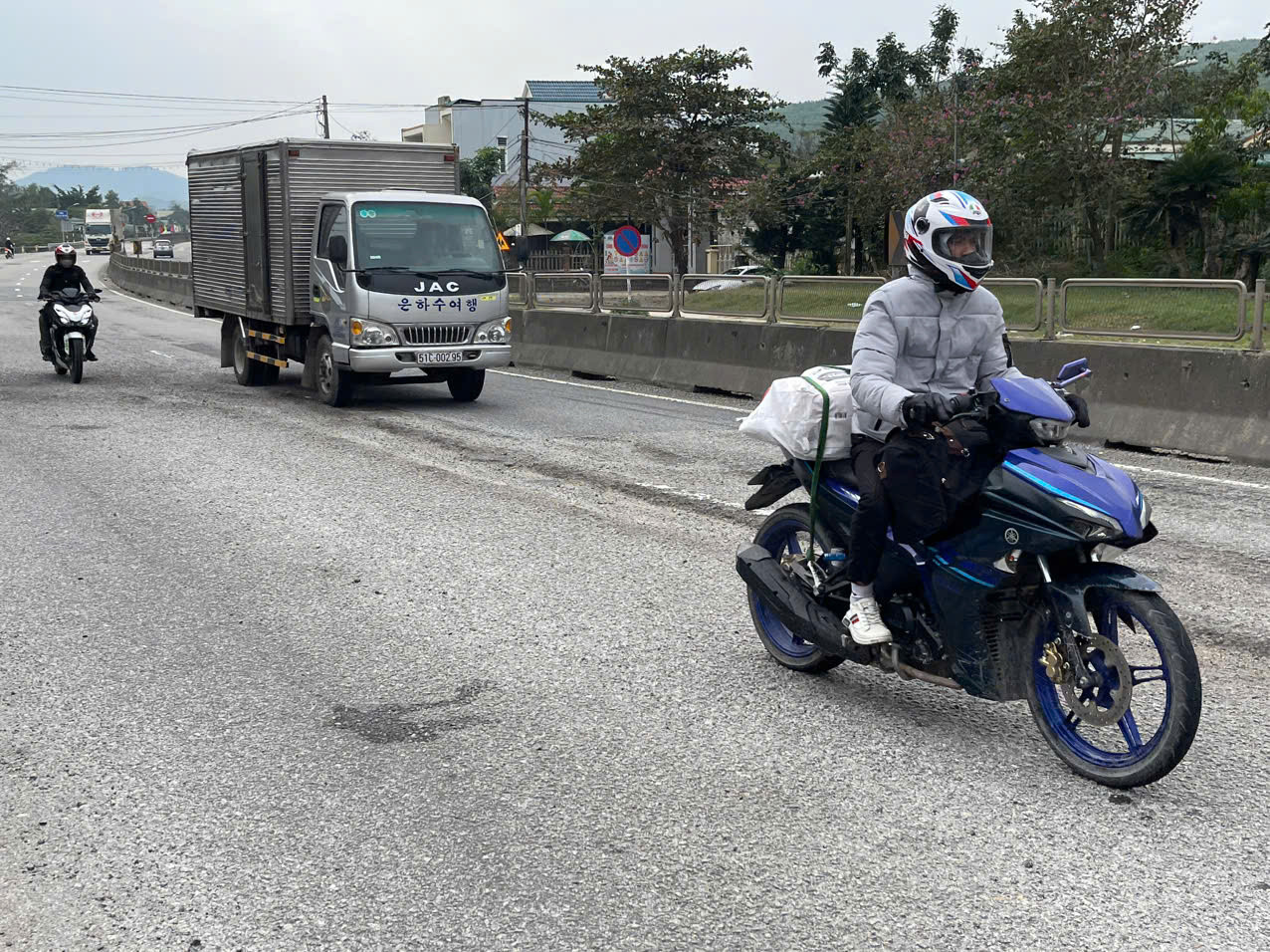 Đường hư hỏng gây khó khăn cho người tham gia giao thông bằng xe máy về quê ăn Tết. Ảnh: Thanh Nhật