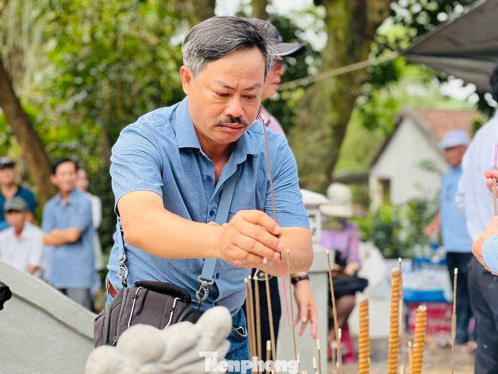 Những học trò qua các thế hệ thắp nén nhang trước phần mộ của thầy Nguyễn Đình Thảng. Những học trò qua các thế hệ thắp nén nhang trước phần mộ của thầy Nguyễn Đình Thảng.