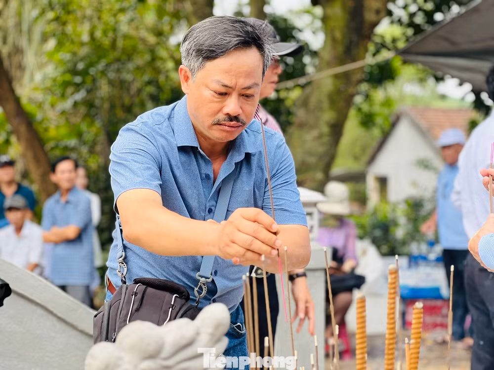 Những học trò qua các thế hệ thắp nén nhang trước phần mộ của thầy Nguyễn Đình Thảng.