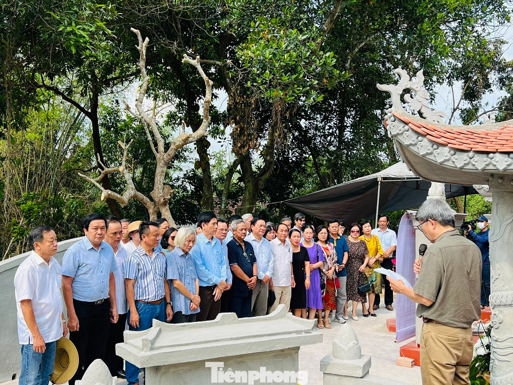 Những thế hệ học trò từ Khoa Hán Nôm (ĐH Tổng hợp Hà Nội) và Khoa Ngữ Văn (ĐH Tổng hợp Huế) về dự lễ khánh thành. Những thế hệ học trò từ Khoa Hán Nôm (ĐH Tổng hợp Hà Nội) và Khoa Ngữ Văn (ĐH Tổng hợp Huế) về dự lễ khánh thành.