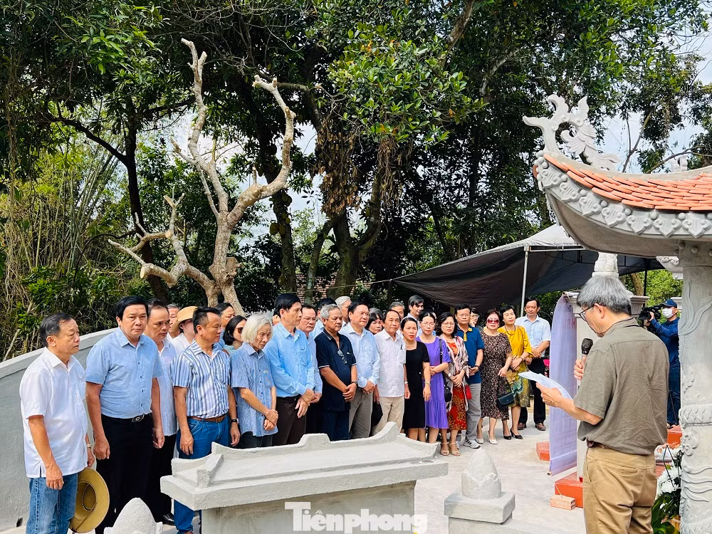 Những thế hệ học trò từ Khoa Hán Nôm (ĐH Tổng hợp Hà Nội) và Khoa Ngữ Văn (ĐH Tổng hợp Huế) về dự lễ khánh thành.