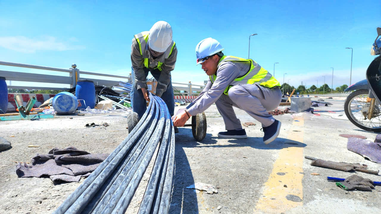 Sau hơn 1 tháng triển khai thi công, đến nay khối lượng đạt khoảng 90%, giá trị ước khoảng 11 tỷ đồng trong tổng số 12,7 tỷ đồng vốn xây lắp. Trong đó, hoàn thành việc đổ bê tông các ụ neo, vách ngăn chuyển hướng và kéo căng cáp 2 nhịp 48m là nhịp 19 và 23 với mỗi nhịp 4 bó cáp dự ứng lực.