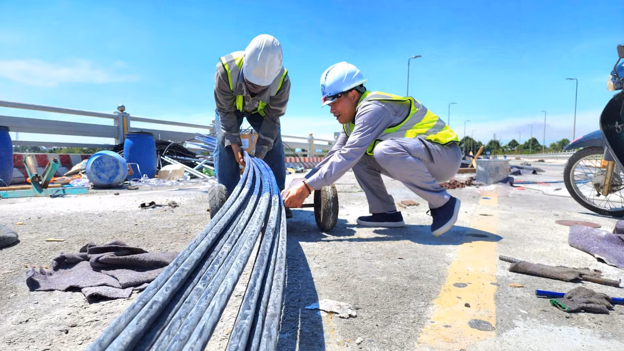 Sau hơn 1 tháng triển khai thi công, đến nay khối lượng đạt khoảng 90%, giá trị ước khoảng 11 tỷ đồng trong tổng số 12,7 tỷ đồng vốn xây lắp. Trong đó, hoàn thành việc đổ bê tông các ụ neo, vách ngăn chuyển hướng và kéo căng cáp 2 nhịp 48m là nhịp 19 và 23 với mỗi nhịp 4 bó cáp dự ứng lực.