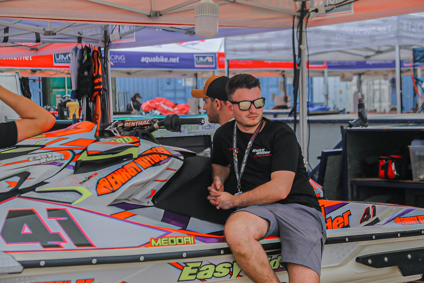 Đến chiều 21/3, 62 tay đua giỏi nhất trong làng đua mô tô nước thế giới, đến từ 26 quốc gia trên cùng dàn mô tô nước “khủng” đã có mặt tại TP Quy Nhơn để chuẩn bị tham gia vòng đua xếp hạng vị trí xuất phát (Pole Pasition) vào sáng 23/3, hứa hẹn mang đến cho khán giả Việt Nam những màn tranh tài nảy lửa.