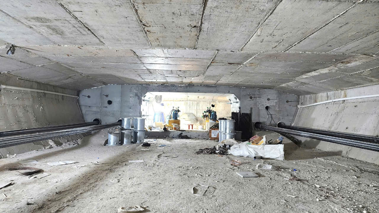 Công nhân thi công bên trong dầm hộp với không gian khá chật hẹp.