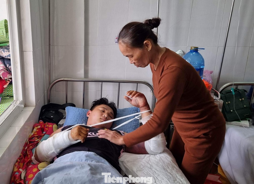 Hiện sức khỏe của shipper Đạt còn yếu, ăn ít, cánh tay bầm đen, mọi sinh hoạt đều được người nhà hỗ trợ. Hiện sức khỏe của shipper Đạt còn yếu, ăn ít, cánh tay bầm đen, mọi sinh hoạt đều được người nhà hỗ trợ.