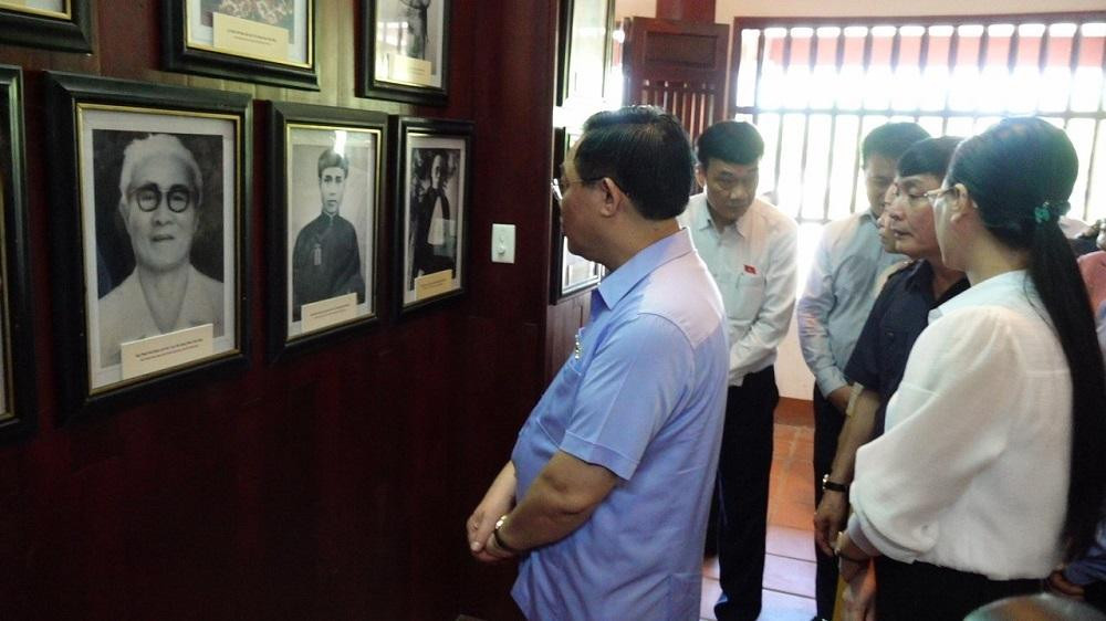 Chủ tịch Quốc hội Vương Đình Huệ tham quan nhà trưng bày các hình ảnh, hiện vật gắn liền với cuộc đời hoạt động cách mạng sôi nổi của cố Thủ tướng Phạm Văn Đồng.