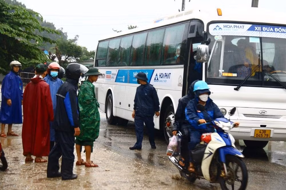 Sơ tán người dân ở xã Bình Đông, huyện Bình Sơn (Quảng Ngãi). Sơ tán người dân ở xã Bình Đông, huyện Bình Sơn (Quảng Ngãi).