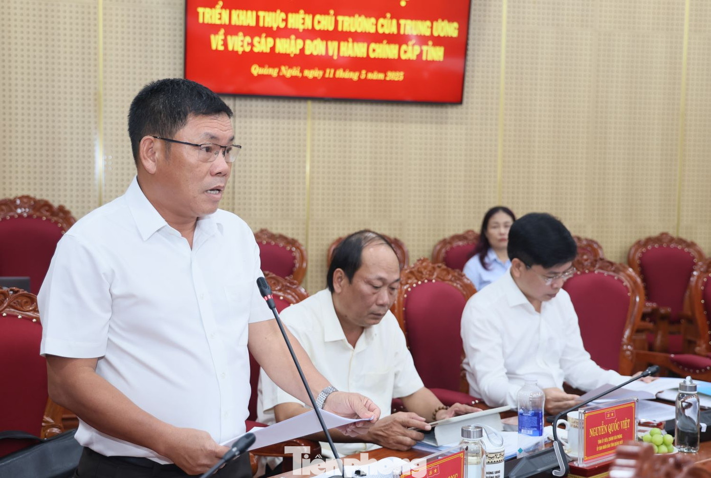 Ông Nguyễn Văn Trọng - Giám đốc Sở Tài chính tỉnh Quảng Ngãi, báo cáo việc lo nơi ăn chốn ở. Ông Nguyễn Văn Trọng - Giám đốc Sở Tài chính tỉnh Quảng Ngãi, báo cáo việc lo nơi ăn chốn ở.