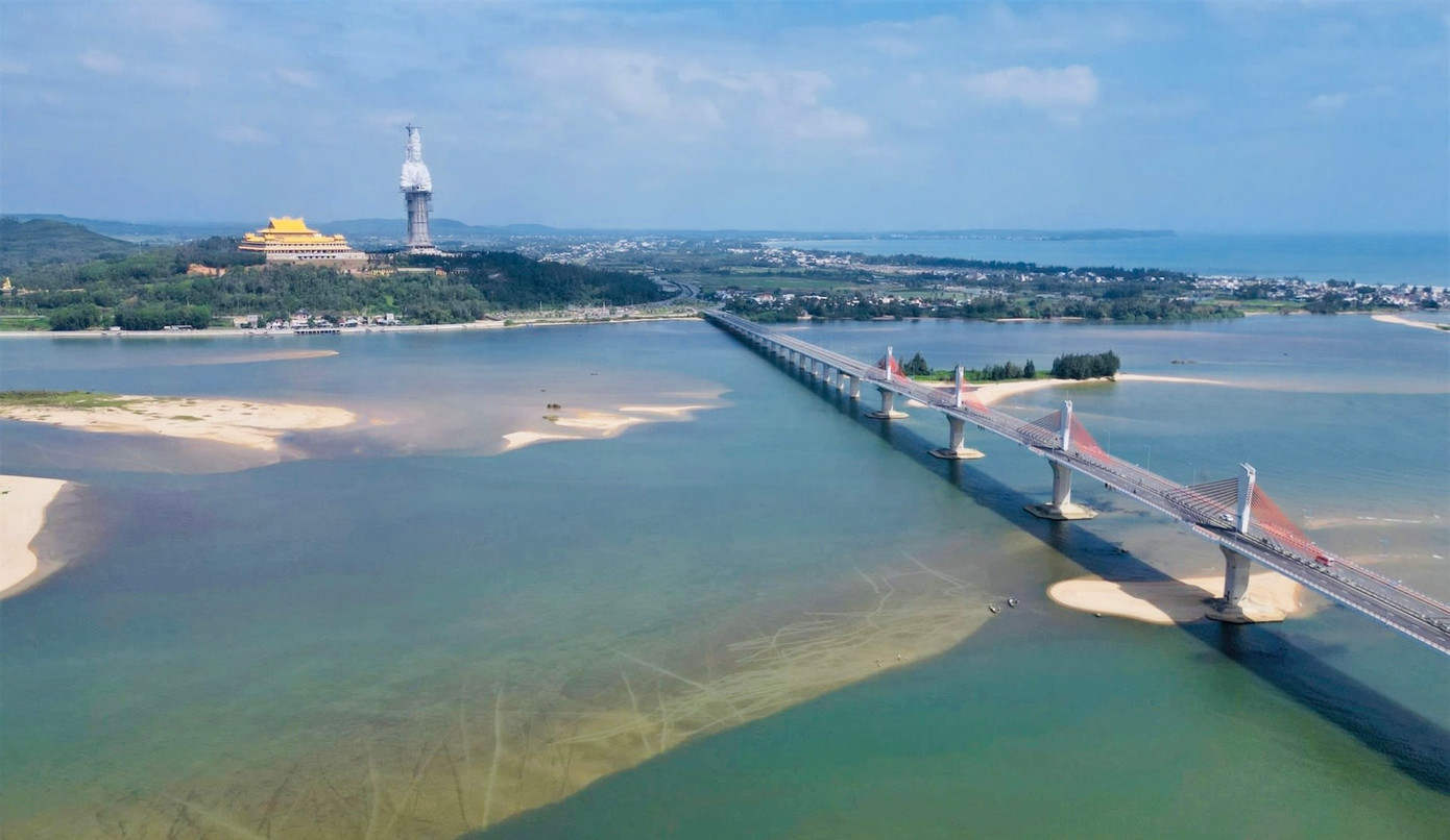 Công trình được xây dựng trên núi Thiên Mã, cao khoảng 75 m. Đây là một trong ba ngọn núi “Tam Thiên” nổi tiếng của Quảng Ngãi gồm: Thiên Ấn, Thiên Bút, Thiên Mã.