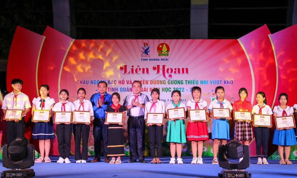 Tuyên dương các thiếu nhi vượt khó học tập. Tuyên dương các thiếu nhi vượt khó học tập.