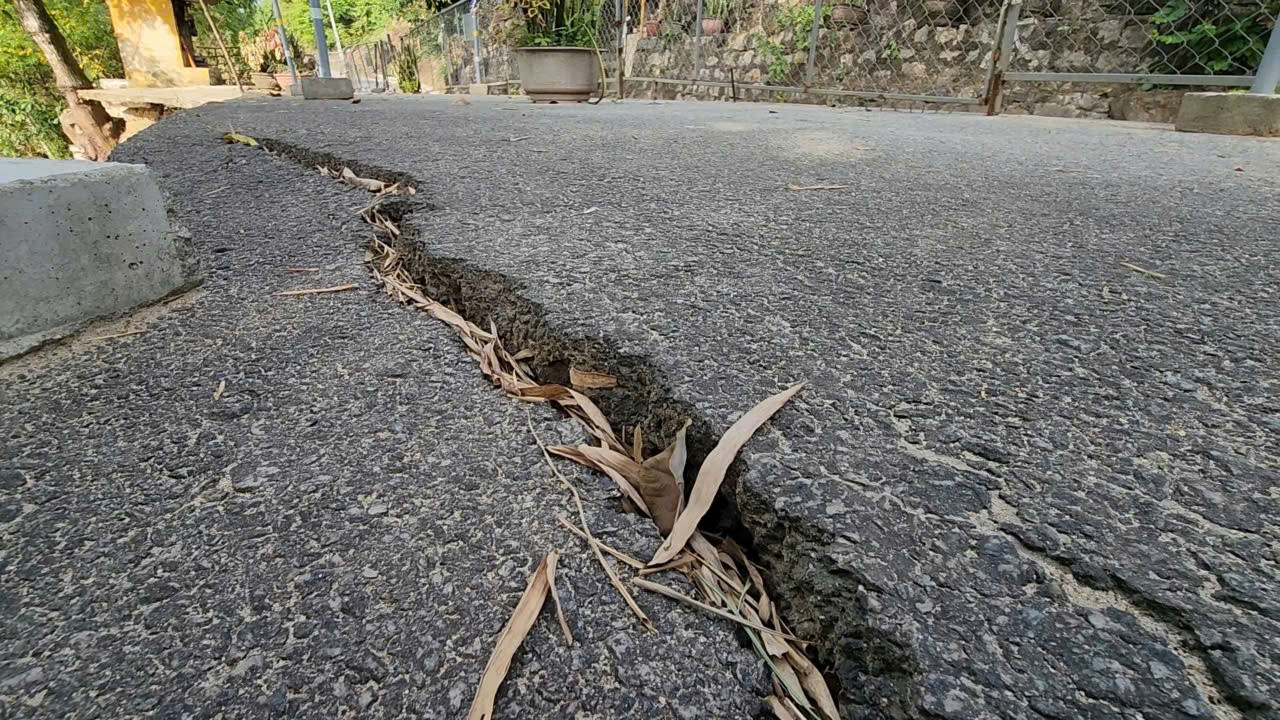 Mặt đường phần còn lại đang bị nứt nghiêm trọng.