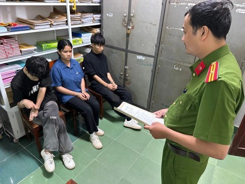 Công an tỉnh Quảng Ngãi lấy lời khai các nghi phạm. Ảnh: TS