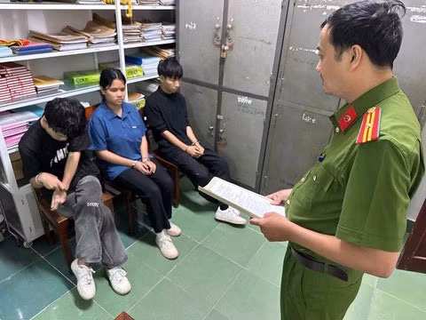 Công an tỉnh Quảng Ngãi lấy lời khai các nghi phạm. Ảnh: TS Công an tỉnh Quảng Ngãi lấy lời khai các nghi phạm. Ảnh: TS