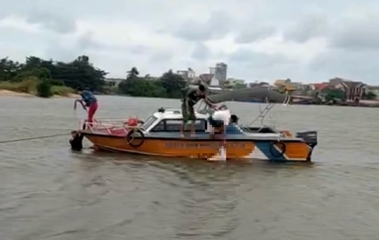 Lực lượng biên phòng và người dân tổ chức tìm kiếm nạn nhân.