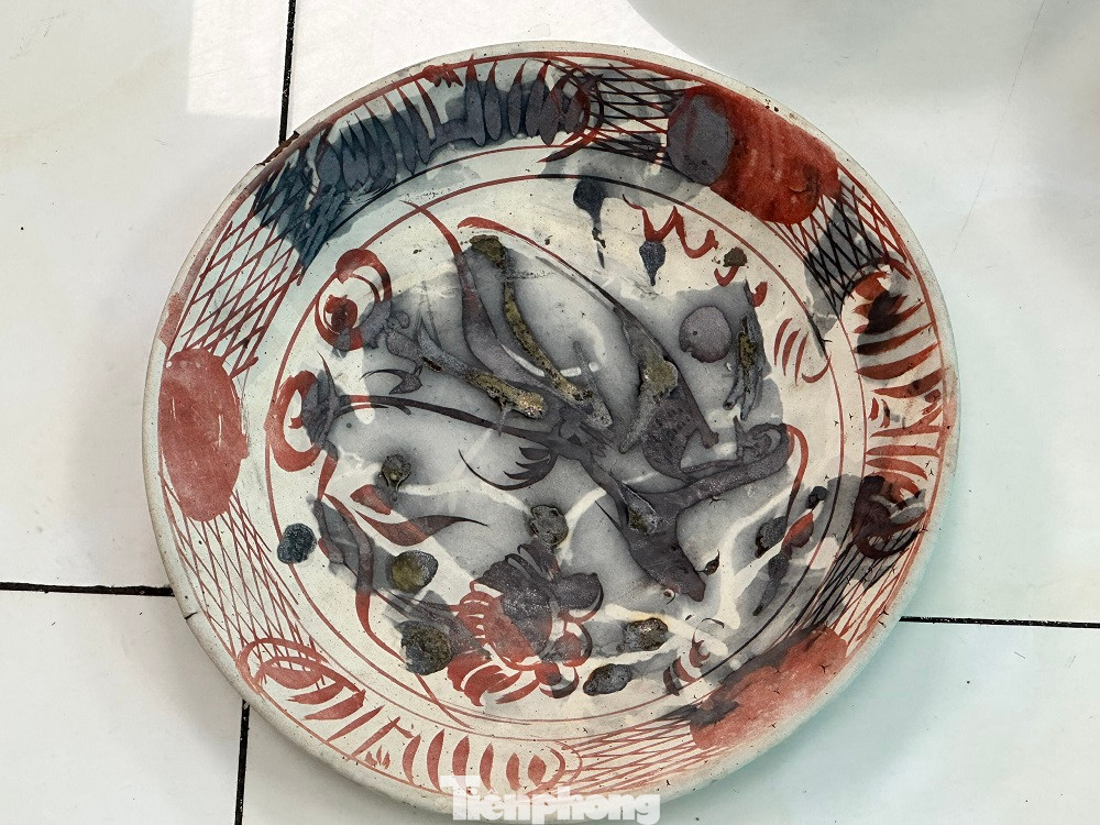 Số hiện vật gốm sứ tìm thấy có nguồn gốc sản xuất từ các lò gốm Chương Châu vùng Nam Trung Hoa, niên đại thế kỷ 16 – 17 thuộc giai đoạn Minh – Thanh. Số hiện vật gốm sứ tìm thấy có nguồn gốc sản xuất từ các lò gốm Chương Châu vùng Nam Trung Hoa, niên đại thế kỷ 16 – 17 thuộc giai đoạn Minh – Thanh.