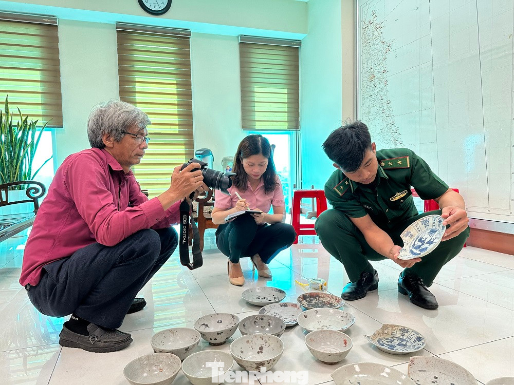 Nhận định ban đầu của cơ quan chuyên môn, số gốm sứ này là “cổ vật” thời Minh – Thanh. Nhận định ban đầu của cơ quan chuyên môn, số gốm sứ này là “cổ vật” thời Minh – Thanh.