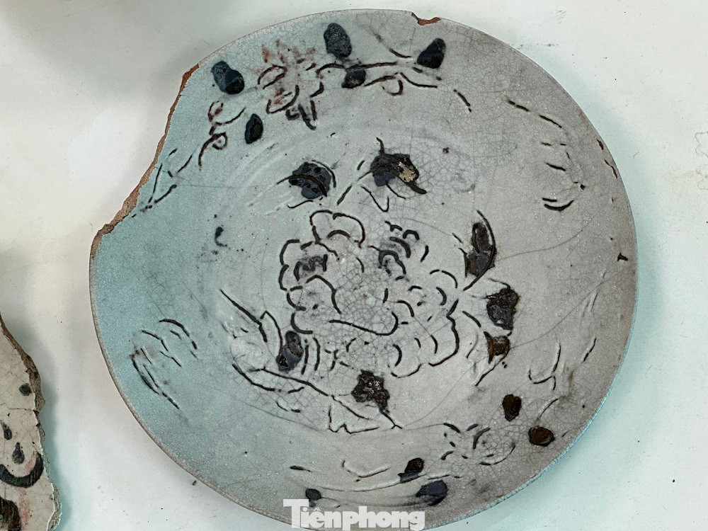 Số hiện vật gốm sứ tìm thấy có nguồn gốc sản xuất từ các lò gốm Chương Châu vùng Nam Trung Hoa, niên đại thế kỷ 16 – 17 thuộc giai đoạn Minh – Thanh. Số hiện vật gốm sứ tìm thấy có nguồn gốc sản xuất từ các lò gốm Chương Châu vùng Nam Trung Hoa, niên đại thế kỷ 16 – 17 thuộc giai đoạn Minh – Thanh.