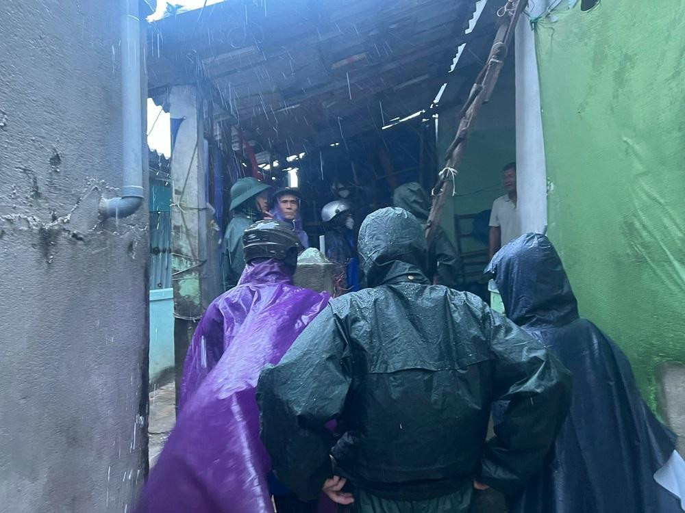 Huyện đảo Lý Sơn vận động sơ tán người dân trước khi bão đổ bộ.