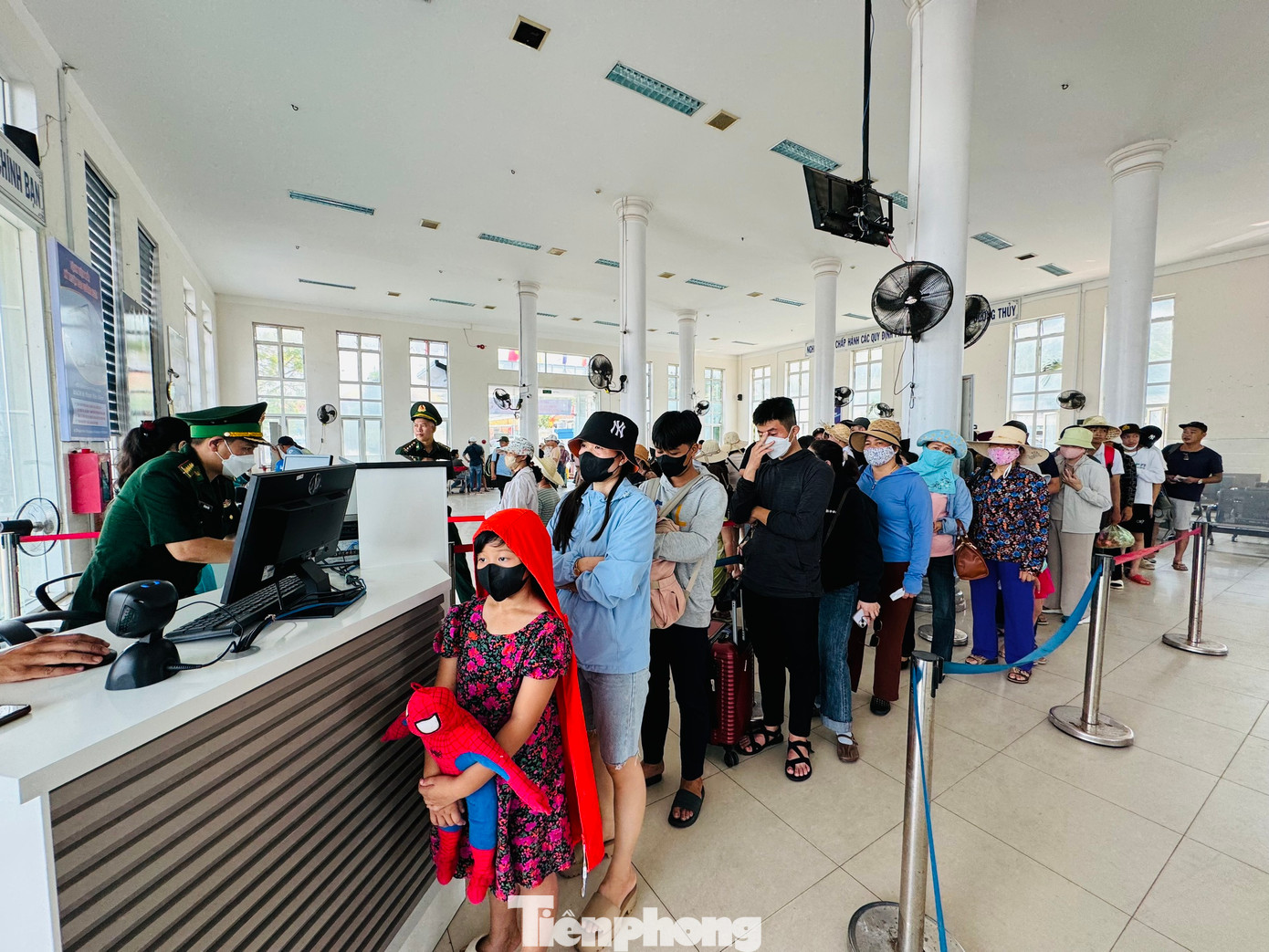 Theo ghi nhận của PV sáng 29/4, tại nhà ga cảng Sa Kỳ có rất đông du khách xếp hàng dài đến các quầy để mua vé, làm thủ tục, lên tàu rời đất liền ra đảo Lý Sơn du lịch. Do số lượng hành khách tăng đột biến nên đội tàu cao tốc, siêu tốc phải hoạt động hết công suất. Cụ thể, mỗi ngày có từ 15-18 lượt tàu chạy tuyến Sa Kỳ - Lý Sơn hoạt động vận chuyển khách. Ảnh: Nguyễn Ngọc.